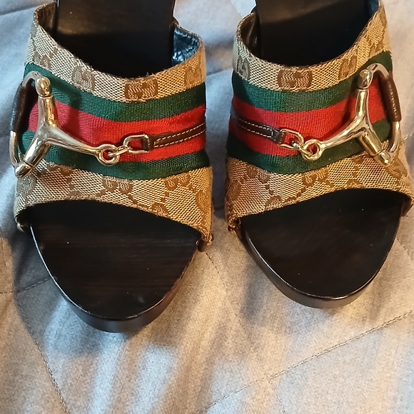 Gucci Women's Sandals - Gold - Picture 1 of 6